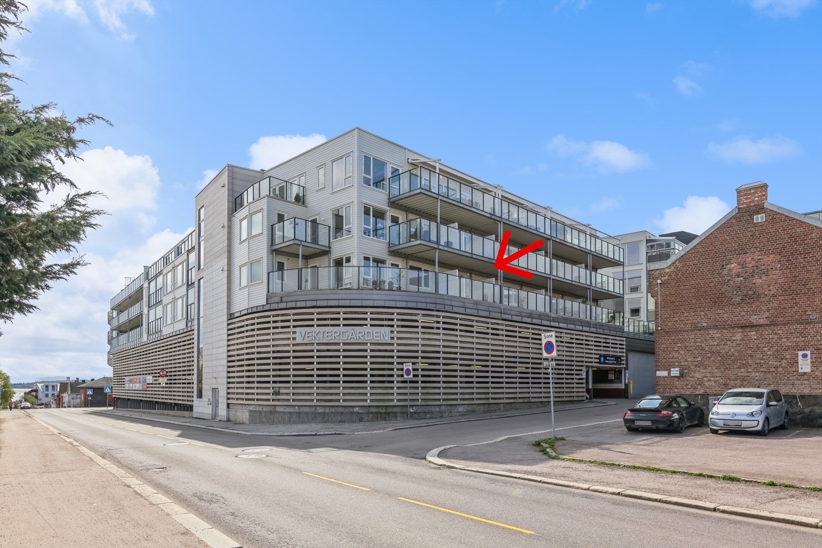 Leilighet ligger i 3 etasje med vestvendt balkong. Galleribilde