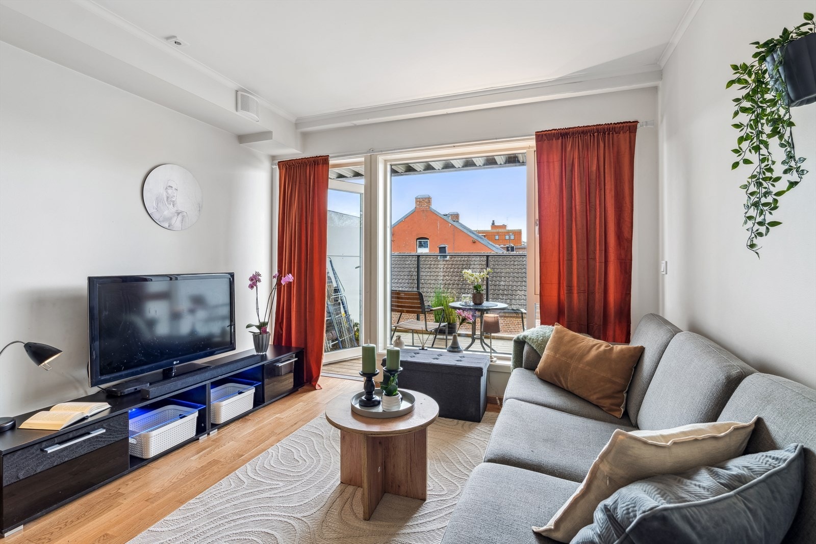 Stuedel med store vindusflater som gir godt med naturlig dagslys. Galleribilde