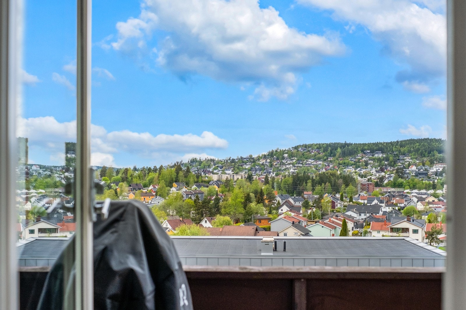 Vestvendt uteplass med strålende utsikt. Galleribilde