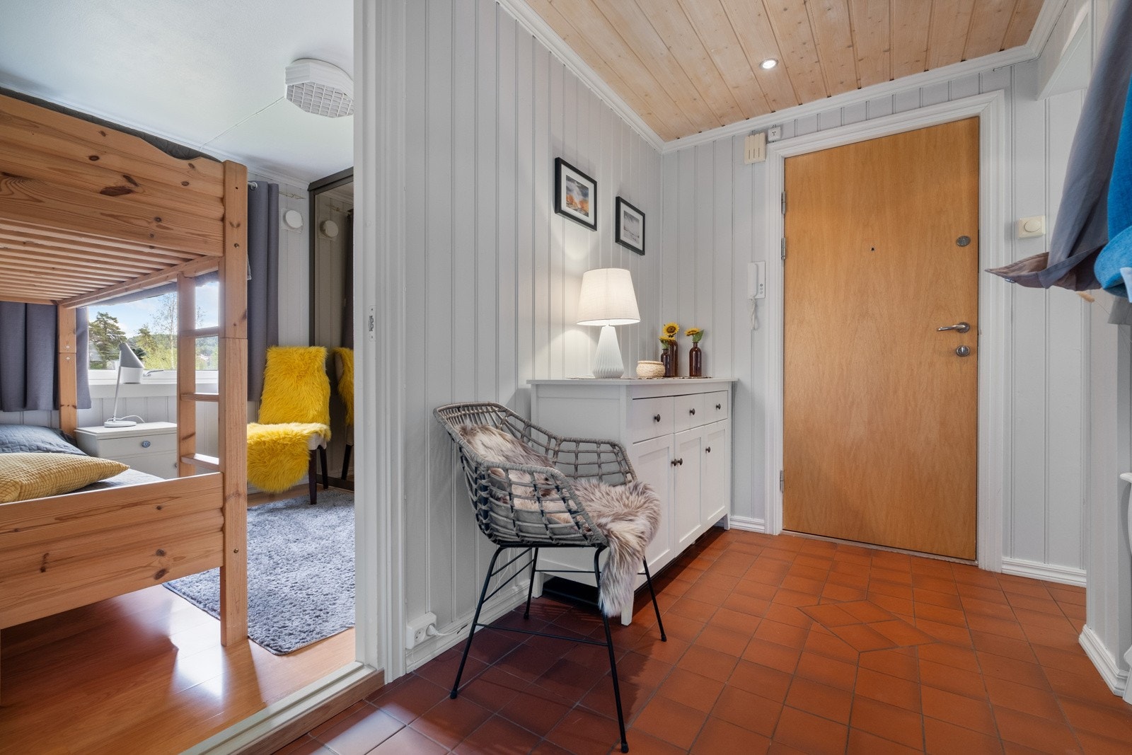 Praktisk og særdeles romslig entré/gang med god plass til å henge fra seg ytterbekledningen. Galleribilde