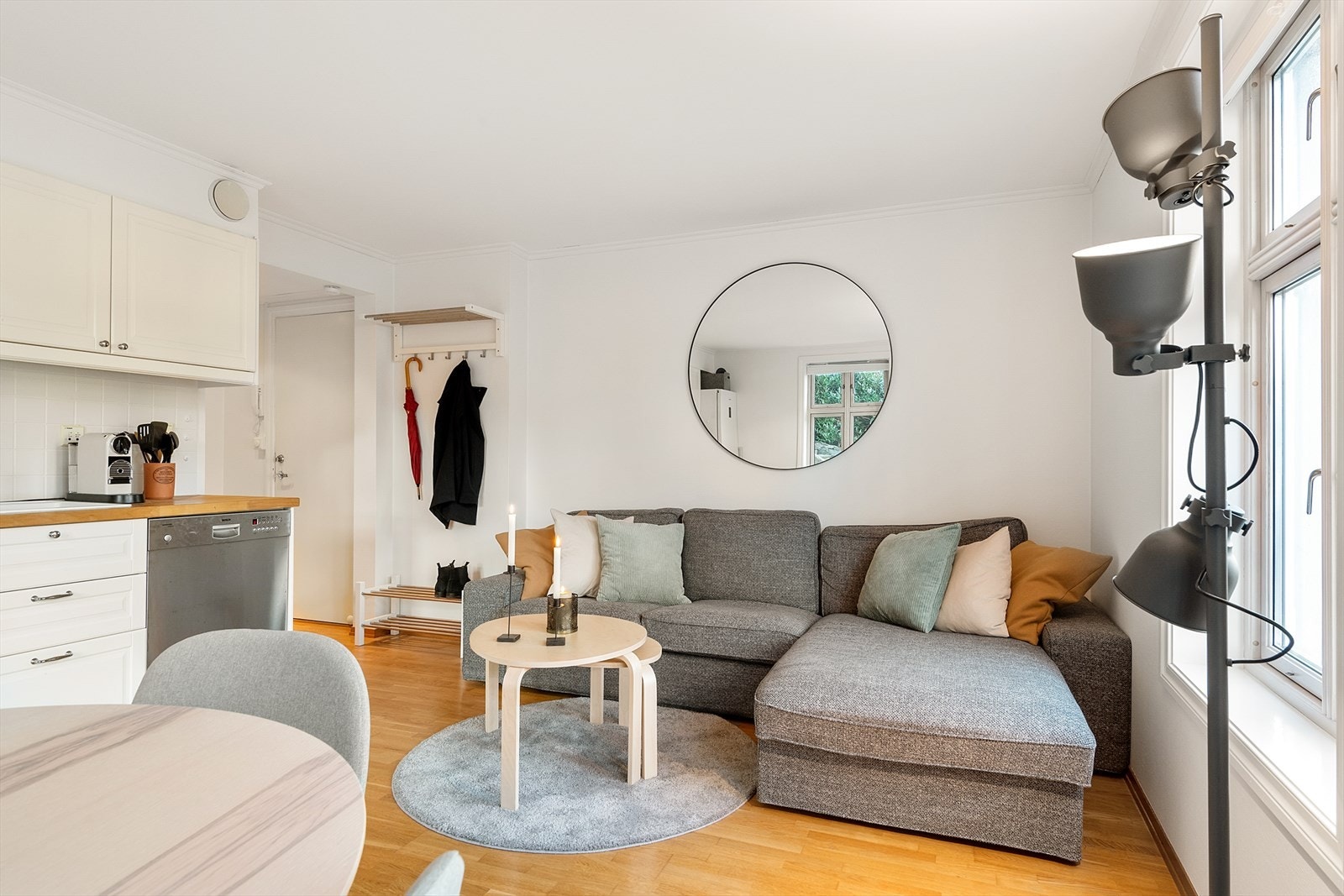 Det er plass til å innrede med både sofagruppe og spisebord. Galleribilde