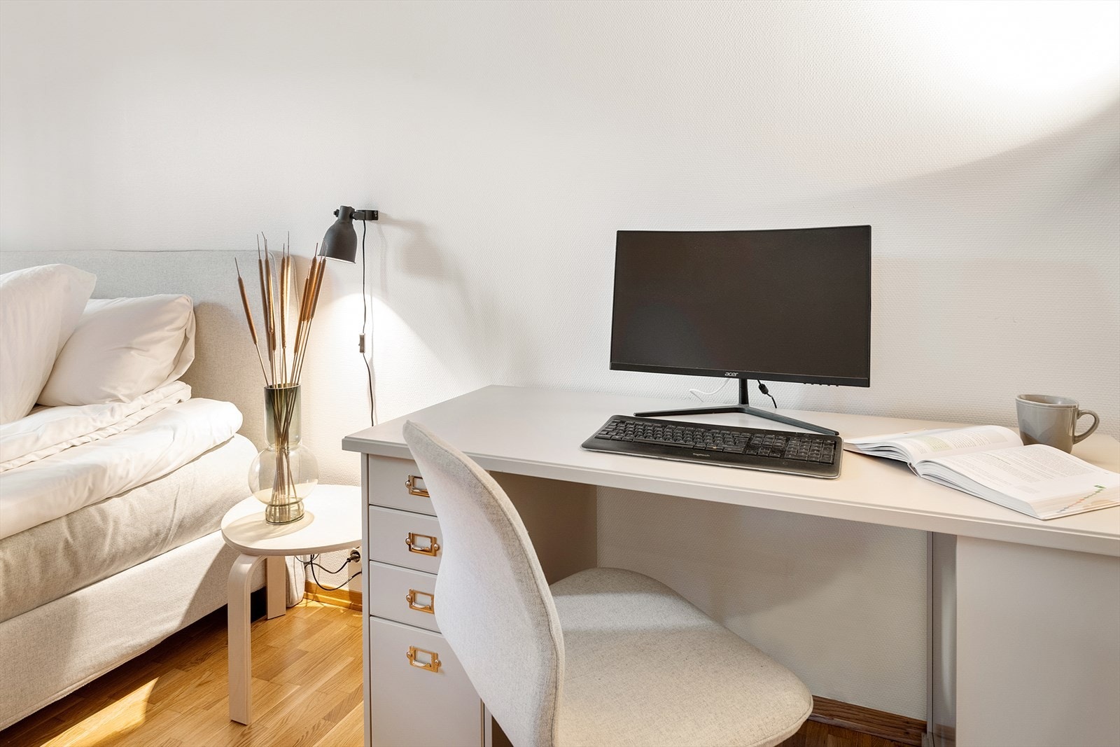 Rommet er stort nok til at det også er mulighet for plass til en kontorkrok, perfekt for studier eller hjemmekontor. Galleribilde