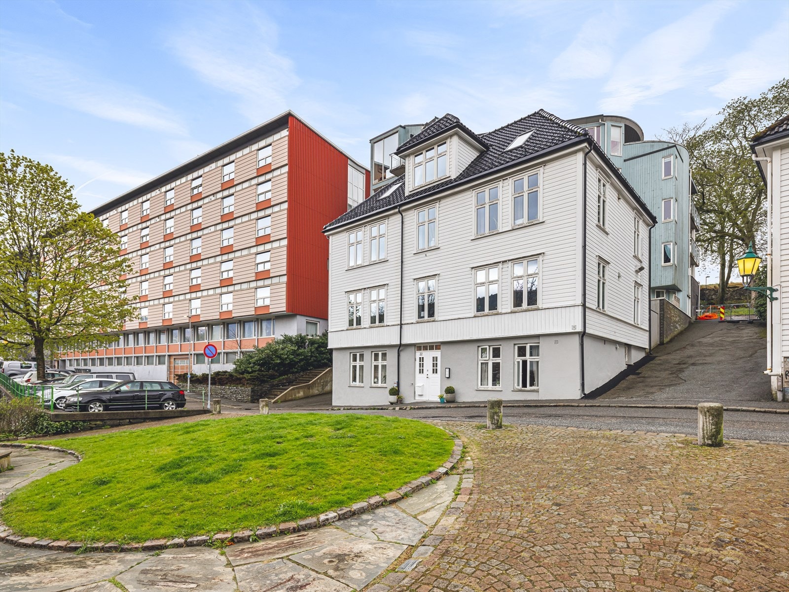 I 2004/2005 ble leiligheten pusset opp, da fikk den en helhetlig gjennomgang, med bla. balansert ventilasjon, "rør-i-rør" og varmekabler i flere rom. Galleribilde