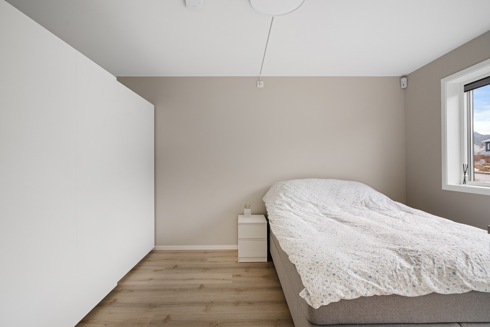 Hovedsoverom har stor skyvedørsgarderobe. Galleribilde
