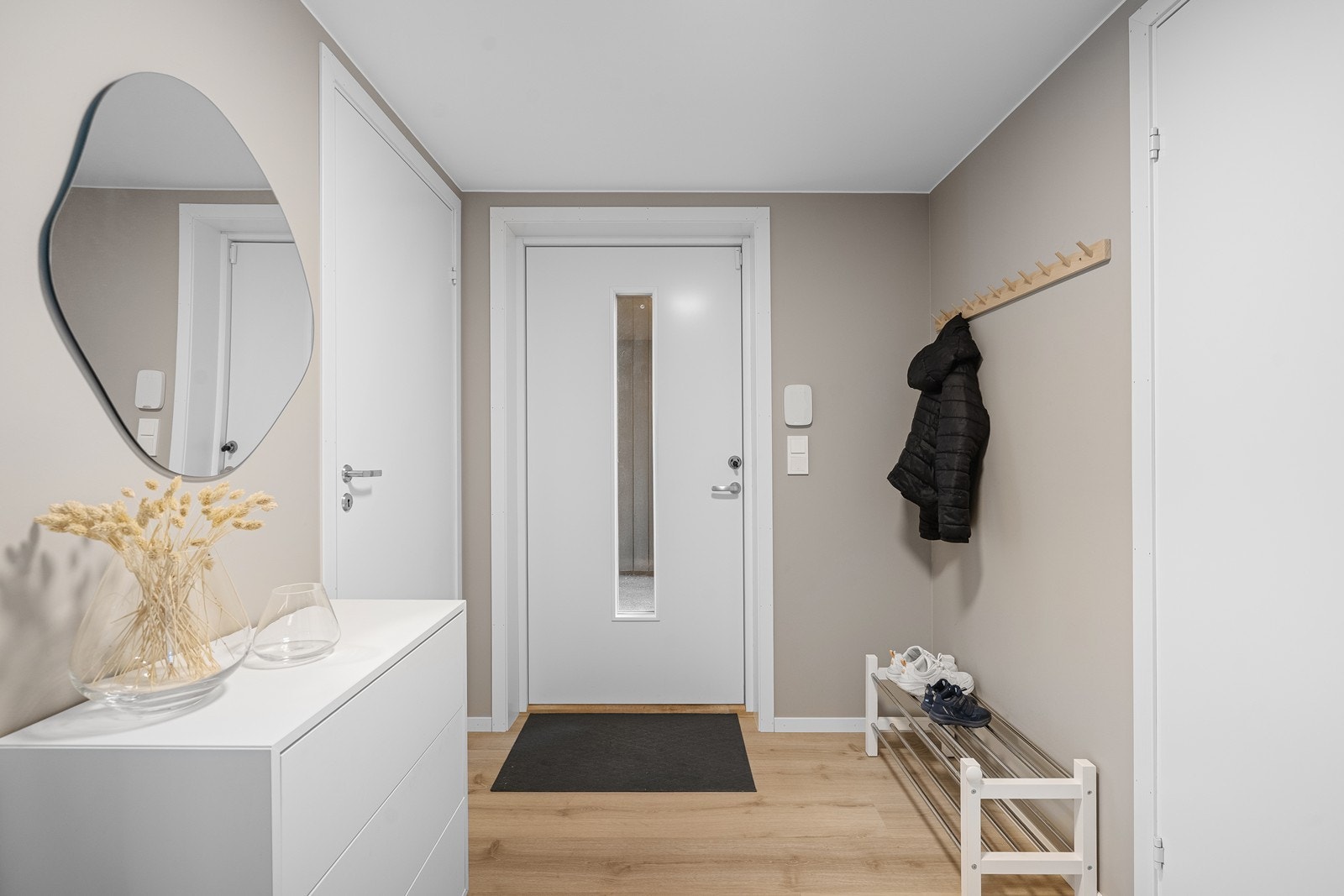Velkommen inn. Innbydende entre med mulighet for garderobeløsning. Galleribilde