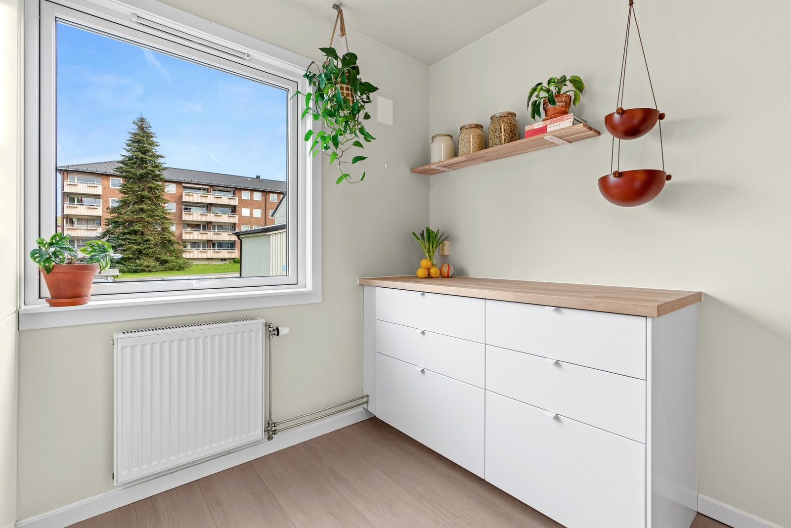 Kjøkkenet byr på meget god skap- og bekeplass Galleribilde