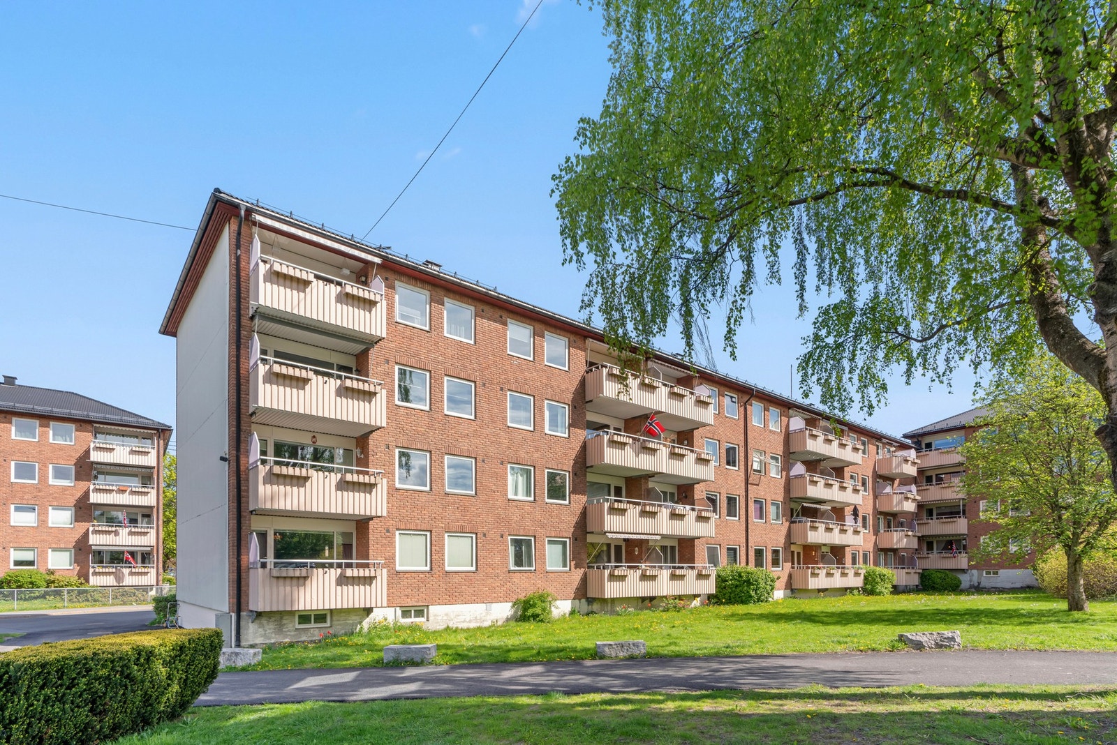 Idyllisk nabolag med store grøntområder rundt blokkene Galleribilde