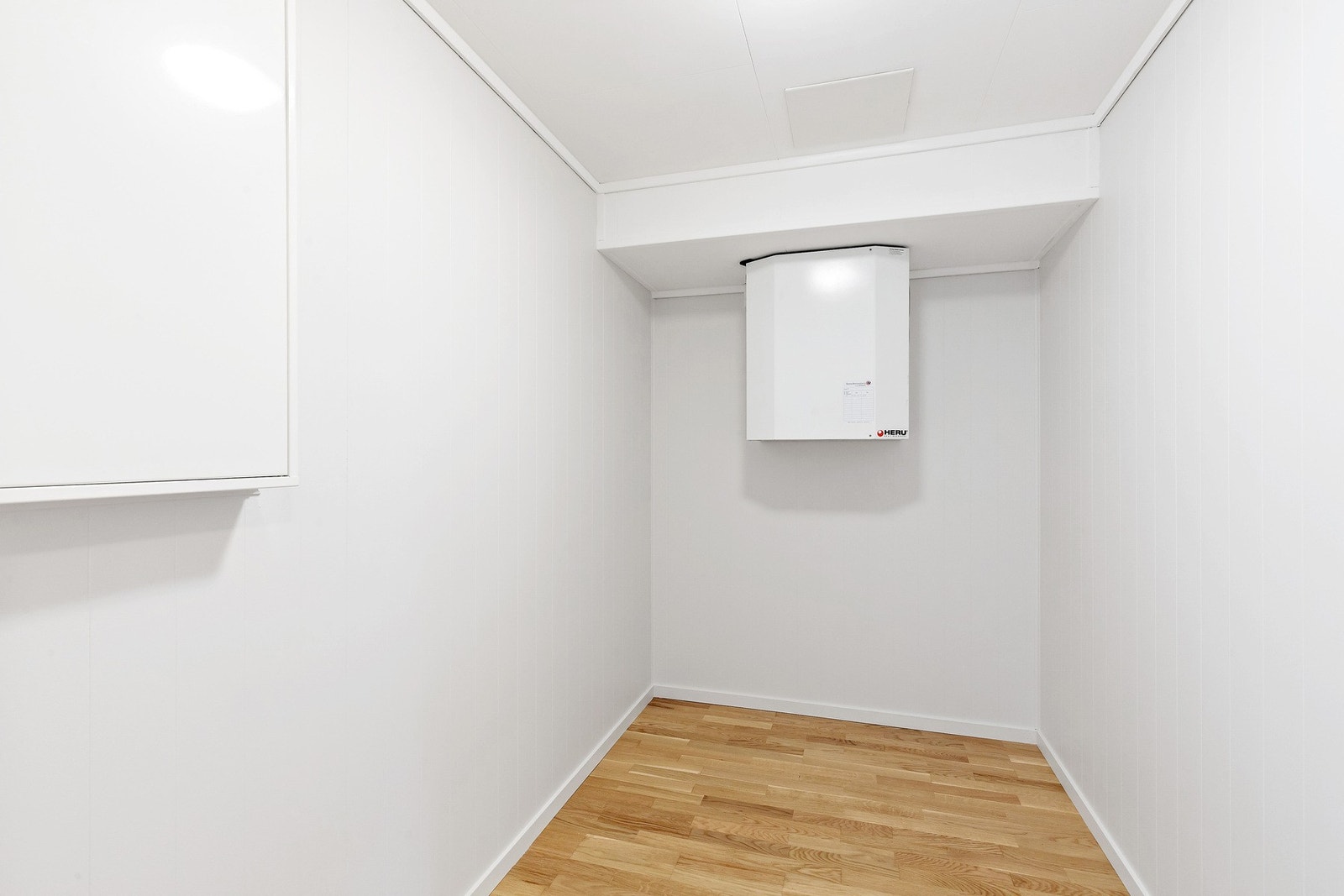 Leiligheten har en praktisk innvendig bod, samt en romslig utvendig bod i tilknytning til carport. Bod med ventilasjonsaggregat og sikringsskap. Galleribilde