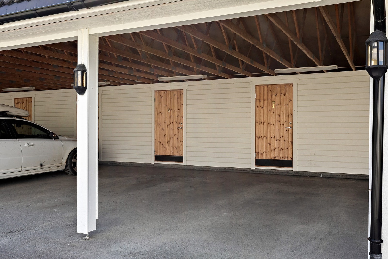 Det medfølger en carport til hver seksjon med påfølgende bod. Galleribilde