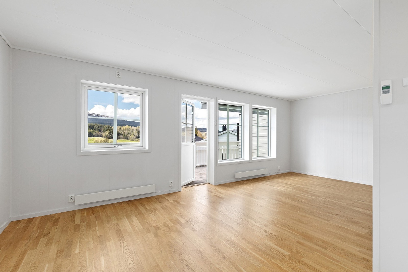 Lys og trivelig stue med vedfyring og utgang til altan. Galleribilde