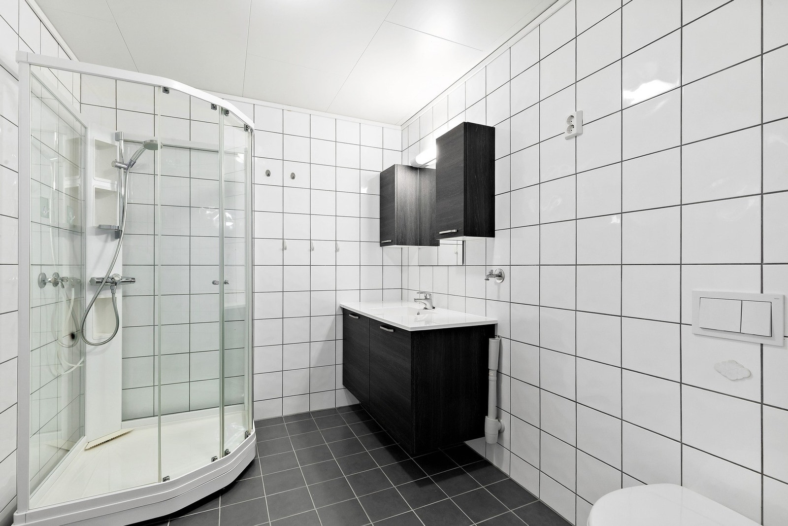 Flislagt, romslig og praktisk baderom på 6,1 kvm. Gulvvarme. Galleribilde