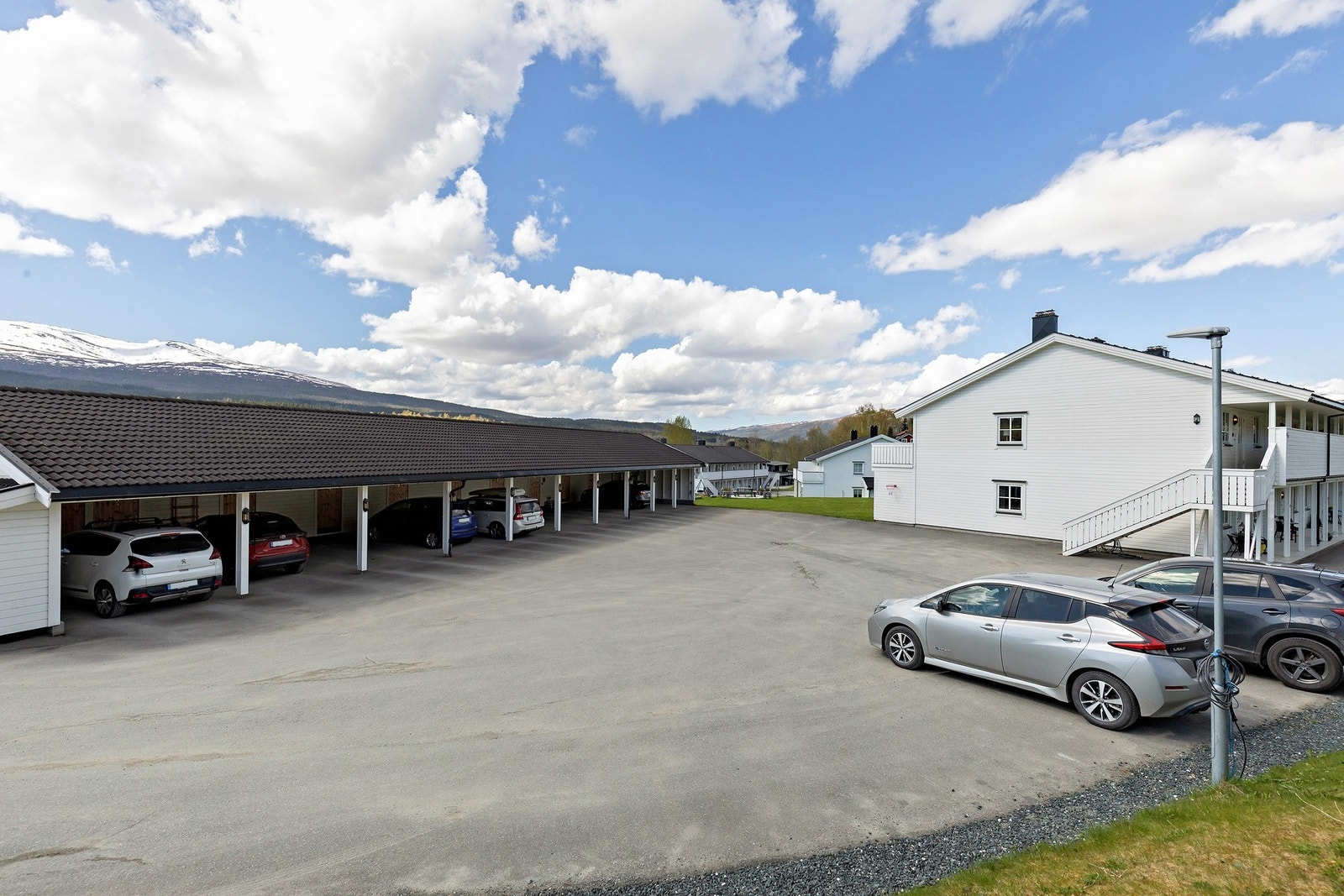 Tollmotunet 1 er et veldrevent sameie sentralt beliggende i Meråker med natur i umiddelbar nærhet og kort gåavstand til bla. dagligvarebutikk, skoler og busstopp. Galleribilde