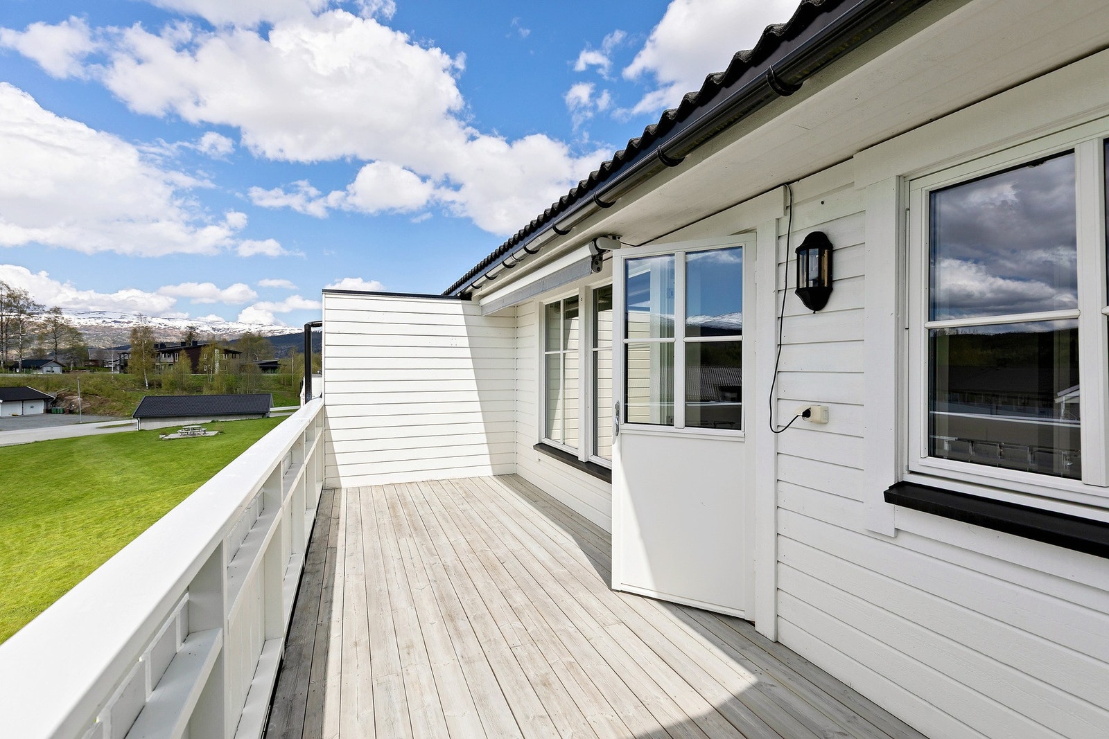 Romslig altan på 14,9 kvm med svært gode solforhold. Det er installert solmarkise. Galleribilde