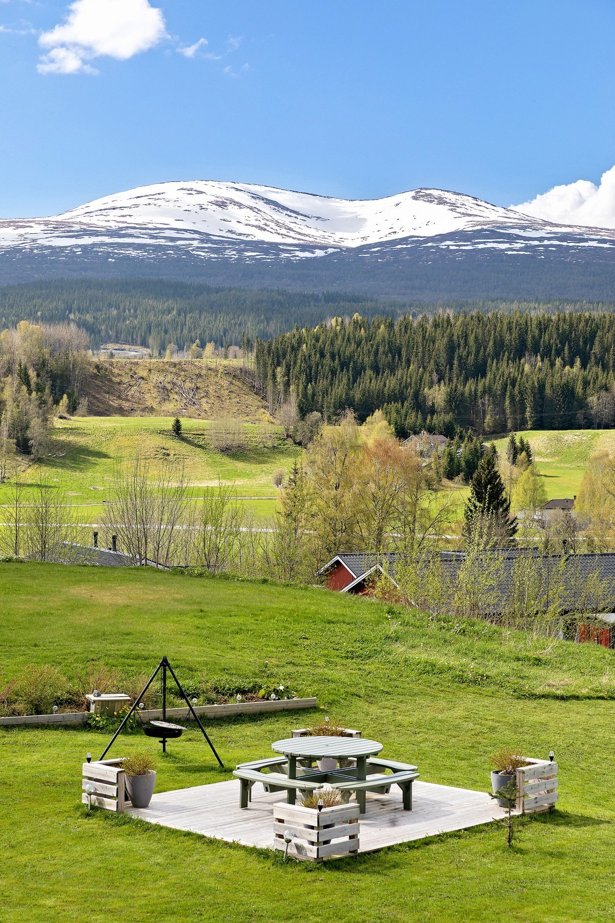 Gode sol- og utsiktsforhold med uhindret utsikt mot Meråkerfjella. Galleribilde