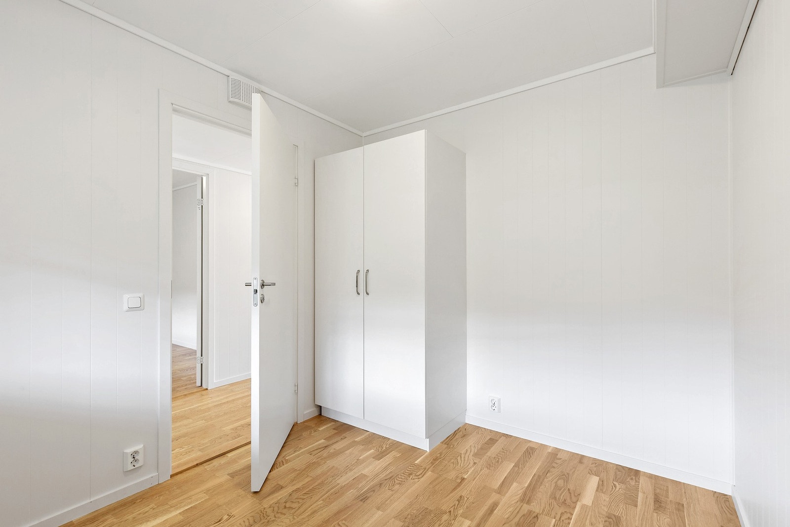 Soverommet er innredet med garderobeskap. Galleribilde