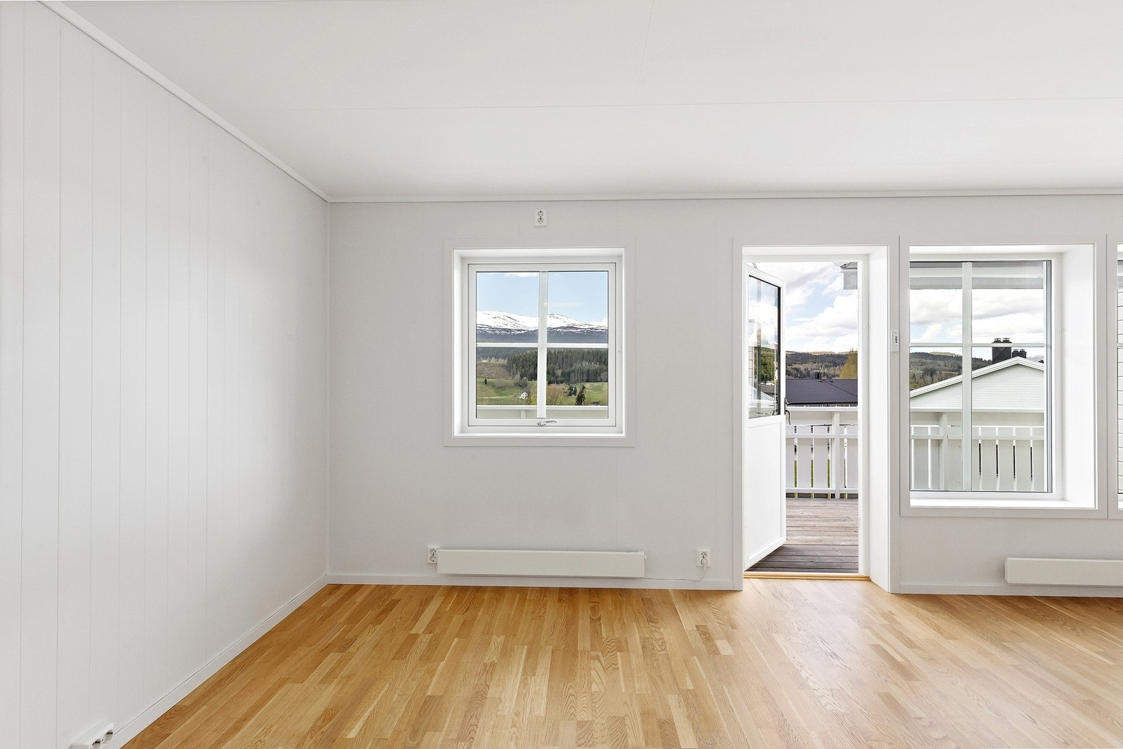 God plass til spisestue ved vinduspost som knytter stue og kjøkken sammen. Galleribilde