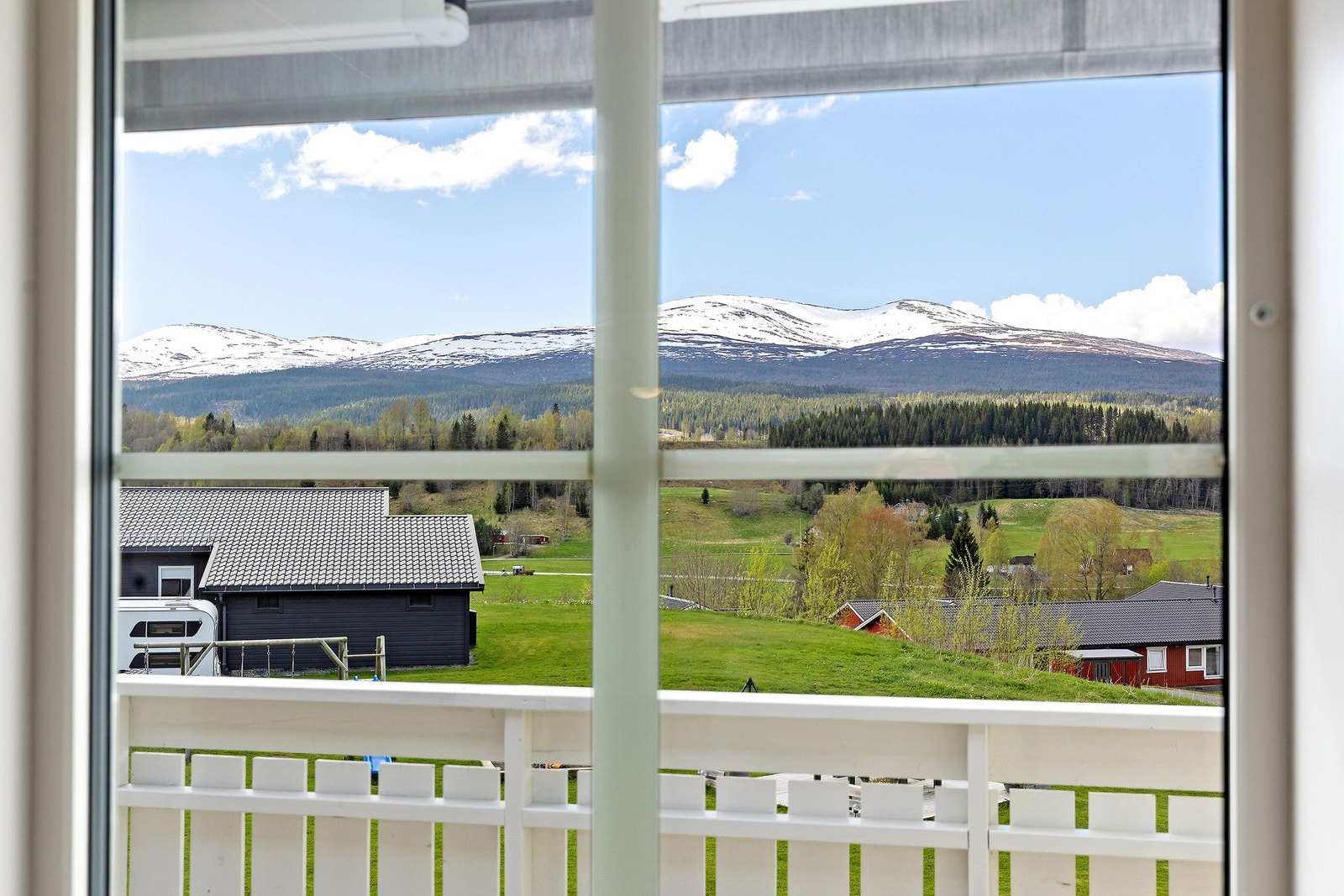 Flott utsikt fra stue. Sameiet har et flott opparbeidet grøntareal med benker, bålpanne og huskestativ/sklie. Galleribilde