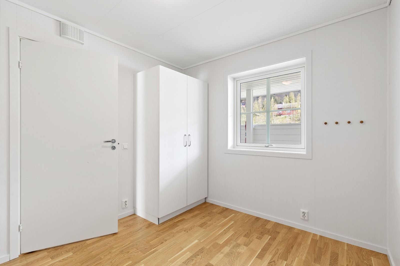 Hovedsoverom på 7,8 kvm innredet med garderobeskap. Galleribilde