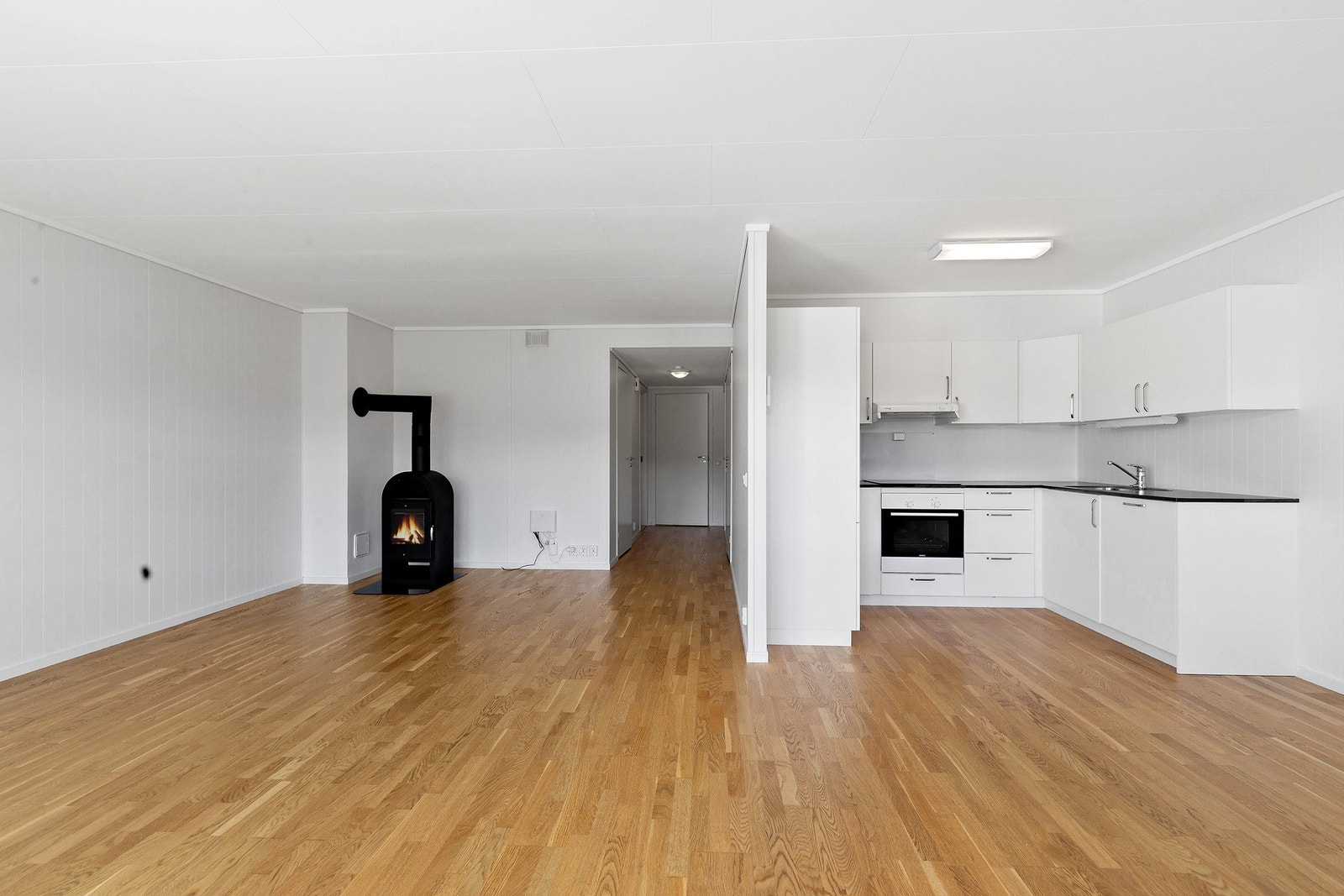 Delvis adskilt kjøkkenkrok fra stue, hvor matlagingen kan foregå vekk fra stuesonen. Galleribilde