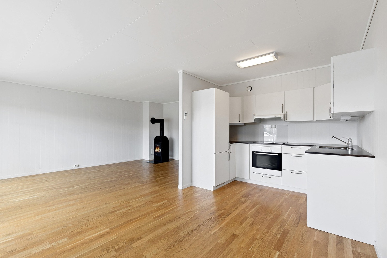 Det er parkett på gulv og panelplater på vegger. Leiligheten er i hovedsak som fra byggeåret og fremstår i teknisk god stand. Galleribilde