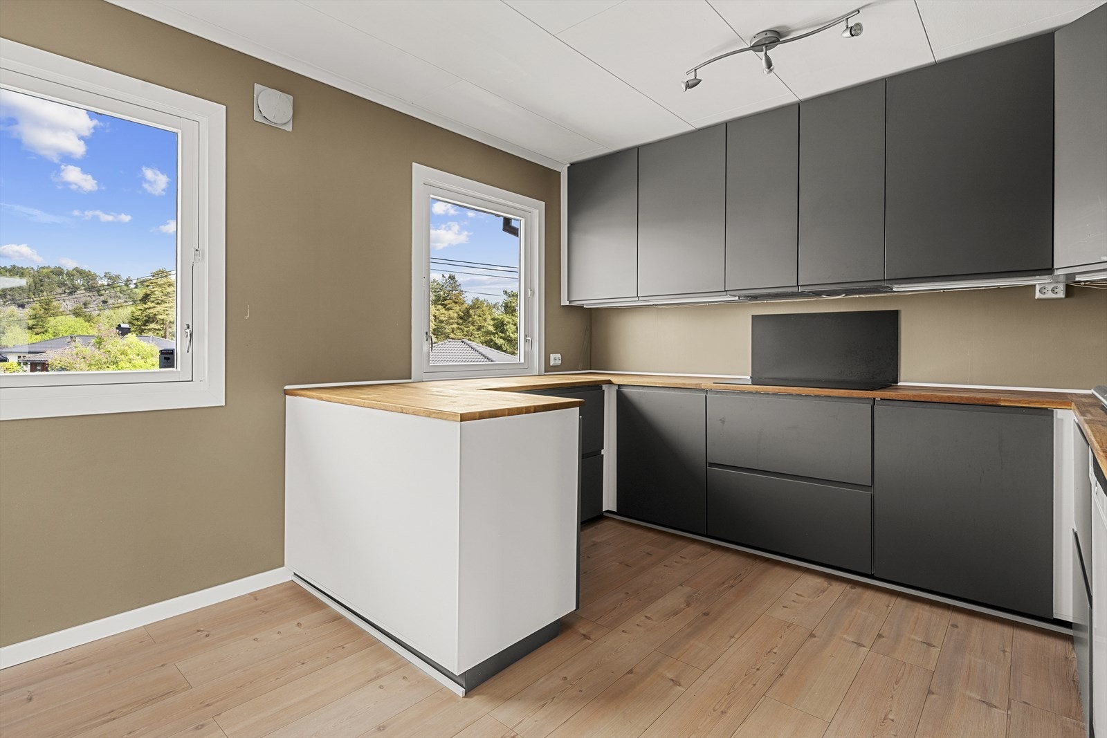 Innbydende kjøkken som er pent pusset opp i 2022/2023 Galleribilde