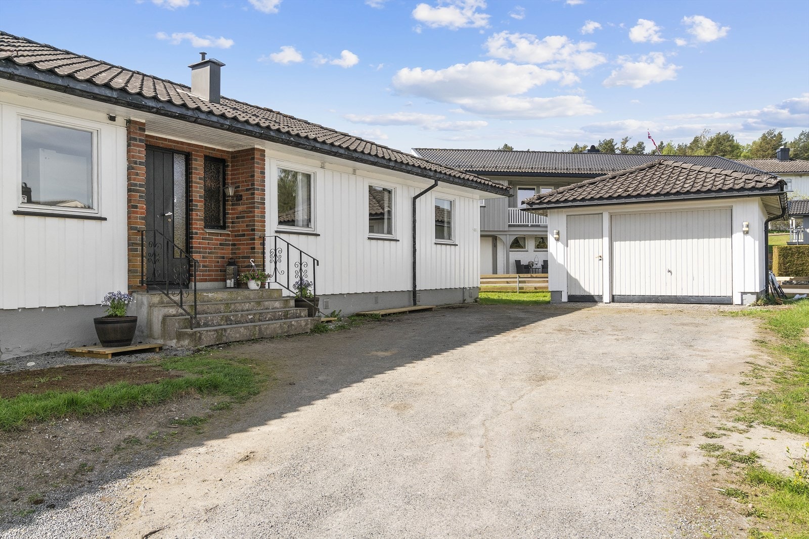 Gode parkeringsmuligheter i garasje og gårdsplass Galleribilde