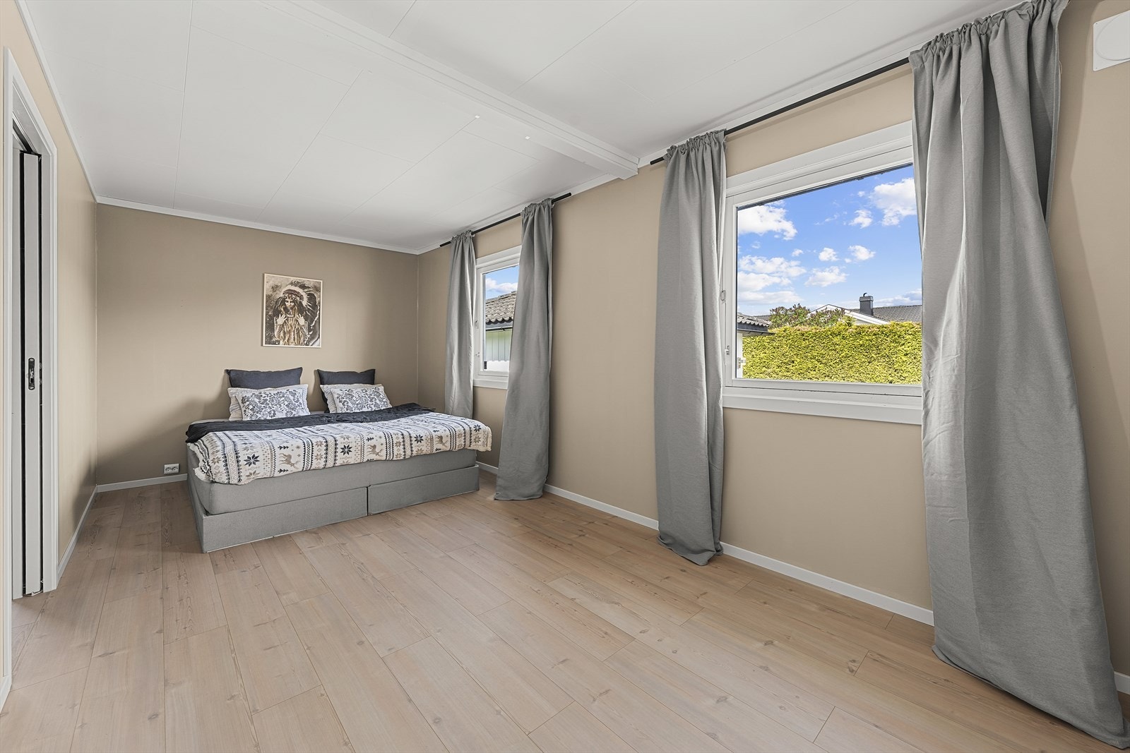 Meget romslig hovedsoverom med lass til dobbeltseng, nattbord, garderobeskap og annet mindre soveromsmøblement Galleribilde