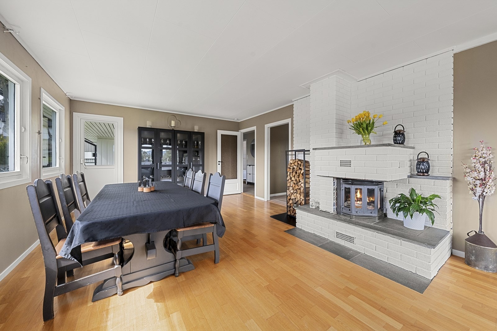 Det er peisovn og varmepumpe i stuen som sørger for god oppvarming Galleribilde