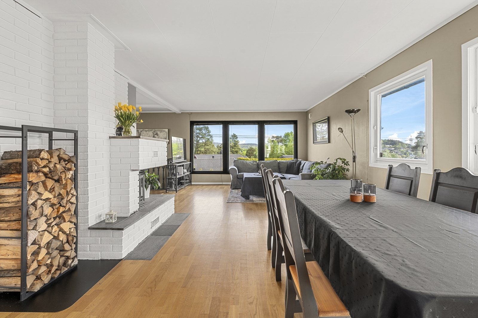 Stuen tilbyr god plass til sofagruppe med tilhørende møblement, samt spisegruppe Galleribilde