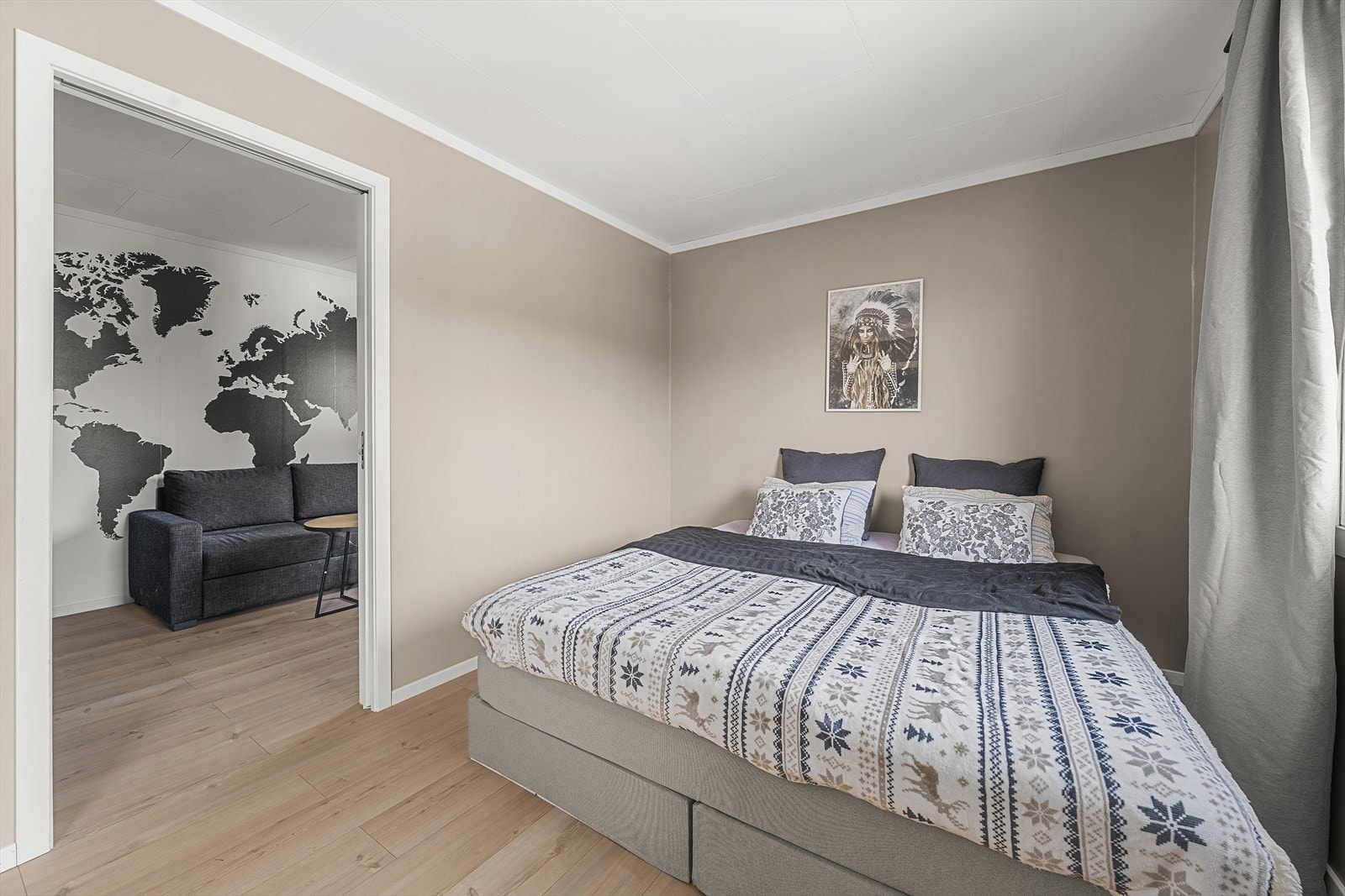 Fra hovedsoverommet er det tilgang til rom som kan brukes til walk in, kontor, soverom, alt etter kjøpers ønske. Galleribilde