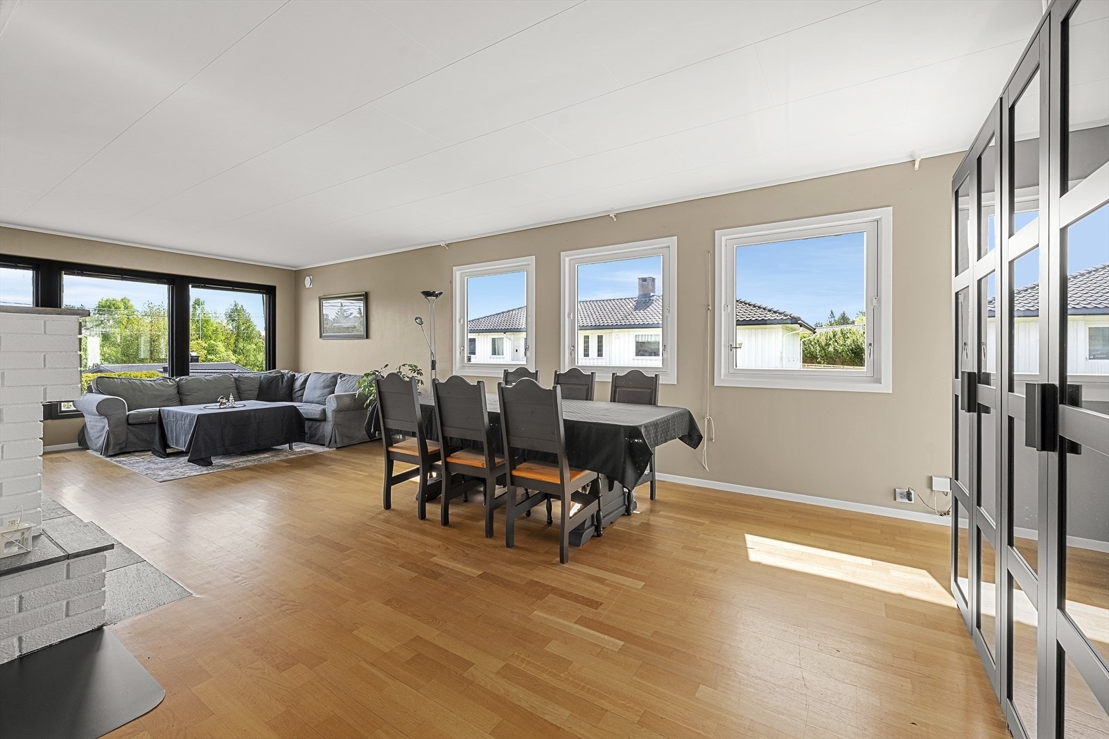 Lys og romslig stue med gode vindusflater som slipper inn godt med dagslys Galleribilde