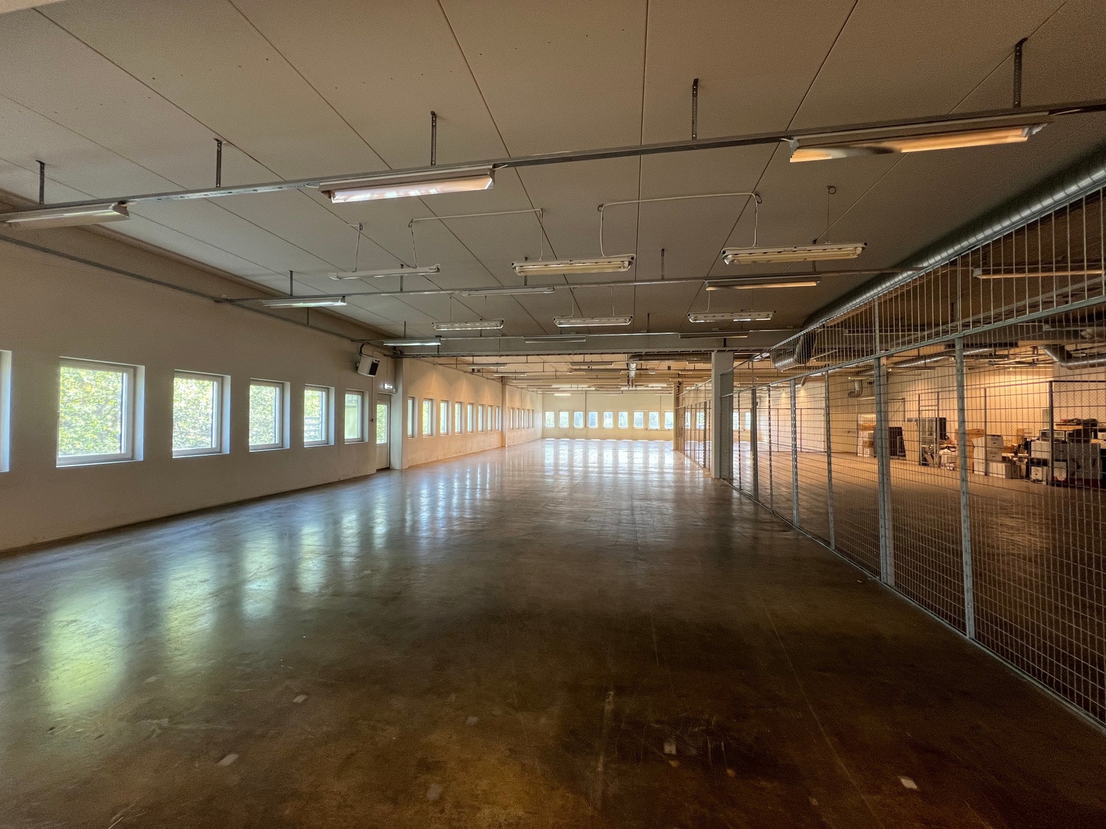 Lagerareal, åpent med slipt betongdekke Galleribilde