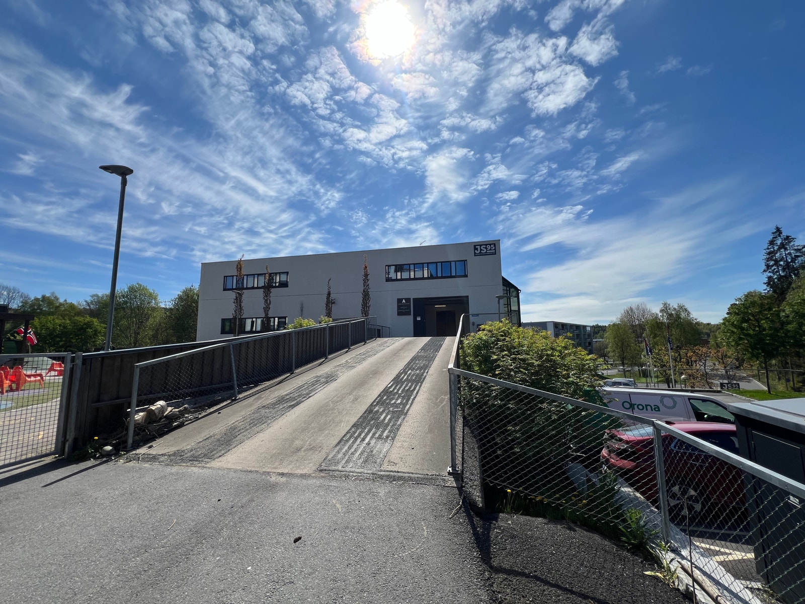 Lasterampe opp til lokalet Galleribilde
