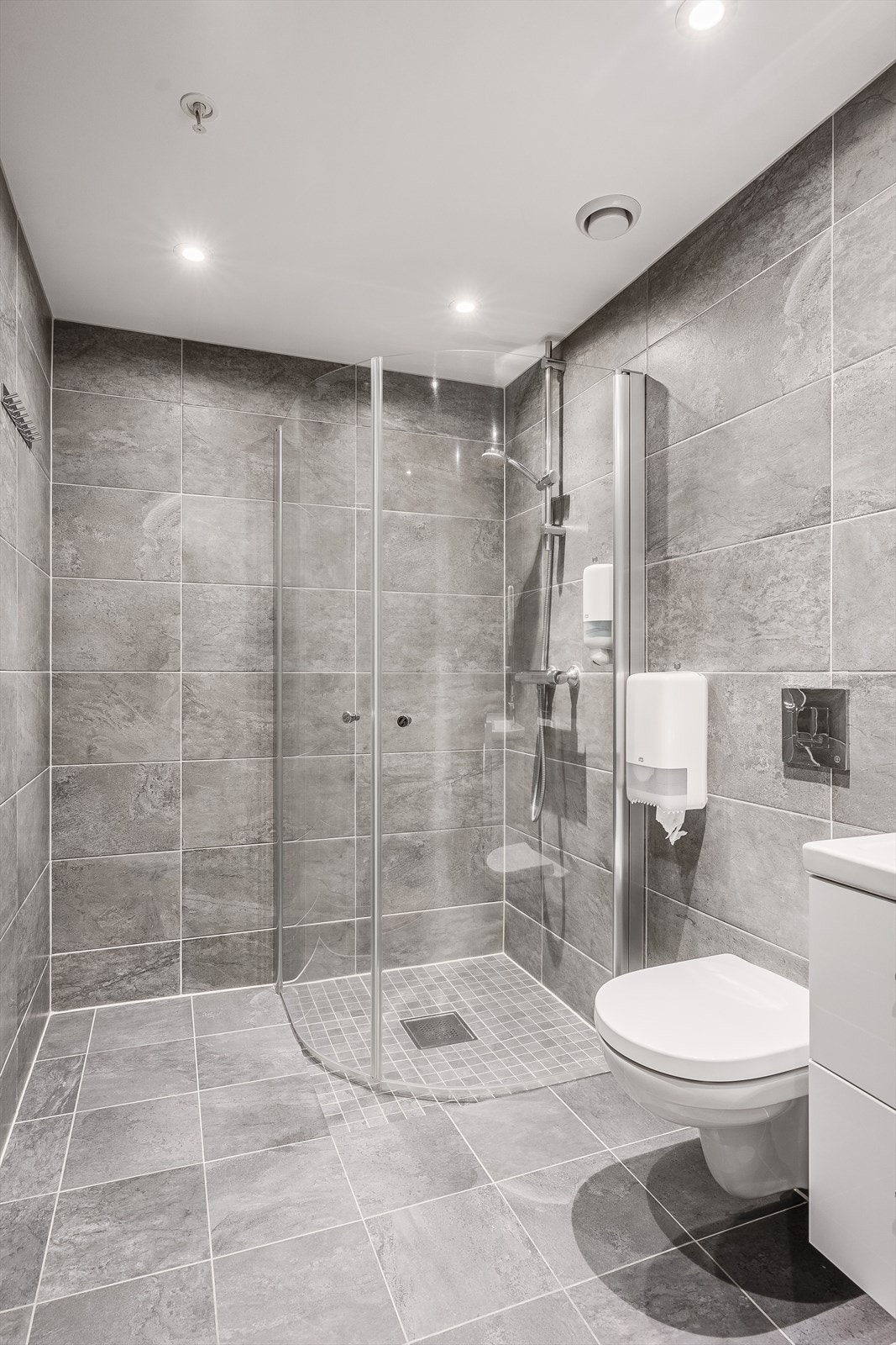 Leiligheten har et lyst og moderne baderom fra byggeåret 2020. Baderommet har fliser på gulv og vegger, deilig gulvvarme, downlights i himlingen og balansert ventilasjon. Galleribilde