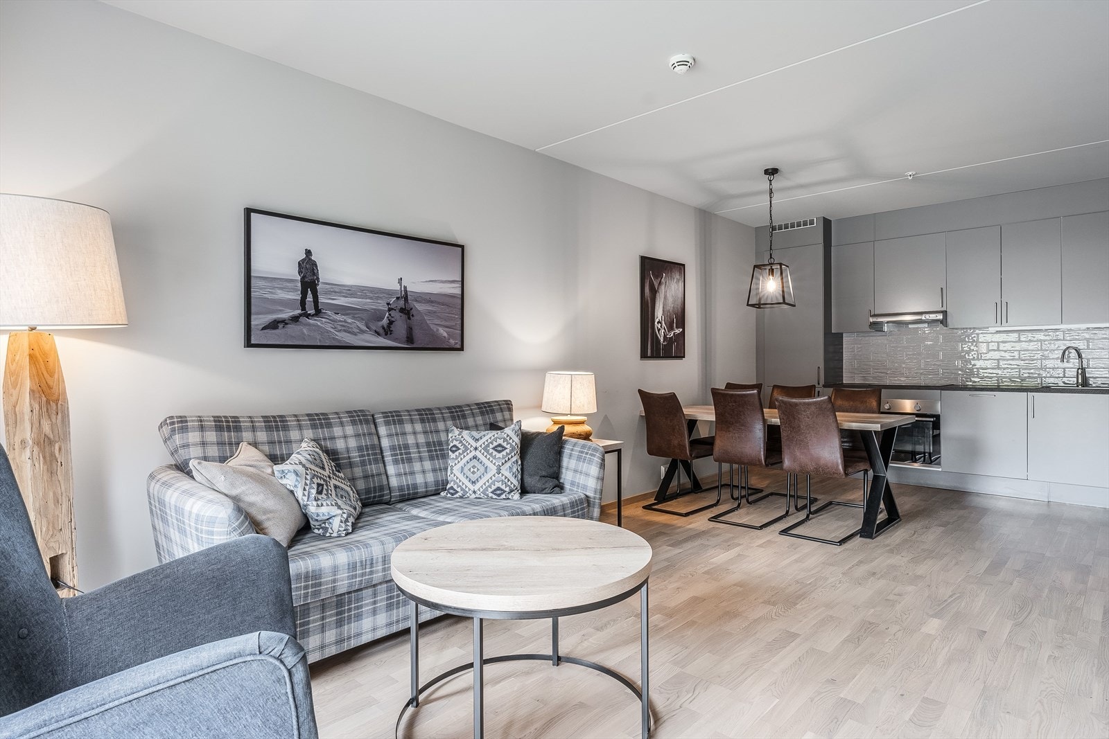 Stuen har god og moderne standard fra 2020 med pen parkett på gulv, vannbåren gulvvarme, glatte malte overflater og skjult elektisk anlegg. Galleribilde