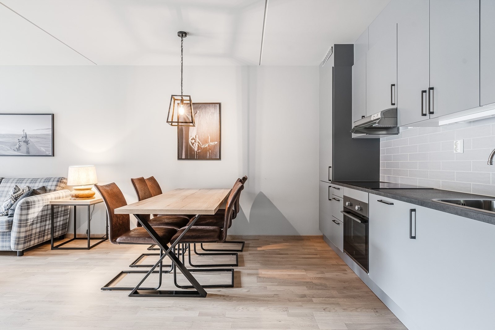 Stuen er romslig med god plass til både sofagruppe med salongbord og et stort spisebord i tilknytning til kjøkkenet. Galleribilde