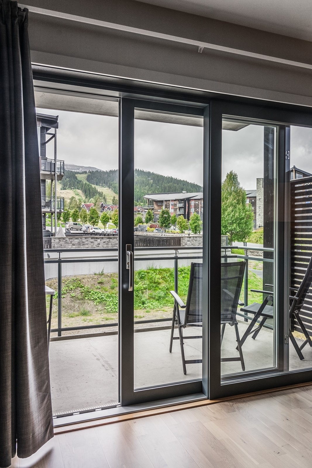 Fra stuen har du utgang til en overbygget balkong på ca. 7m². Galleribilde