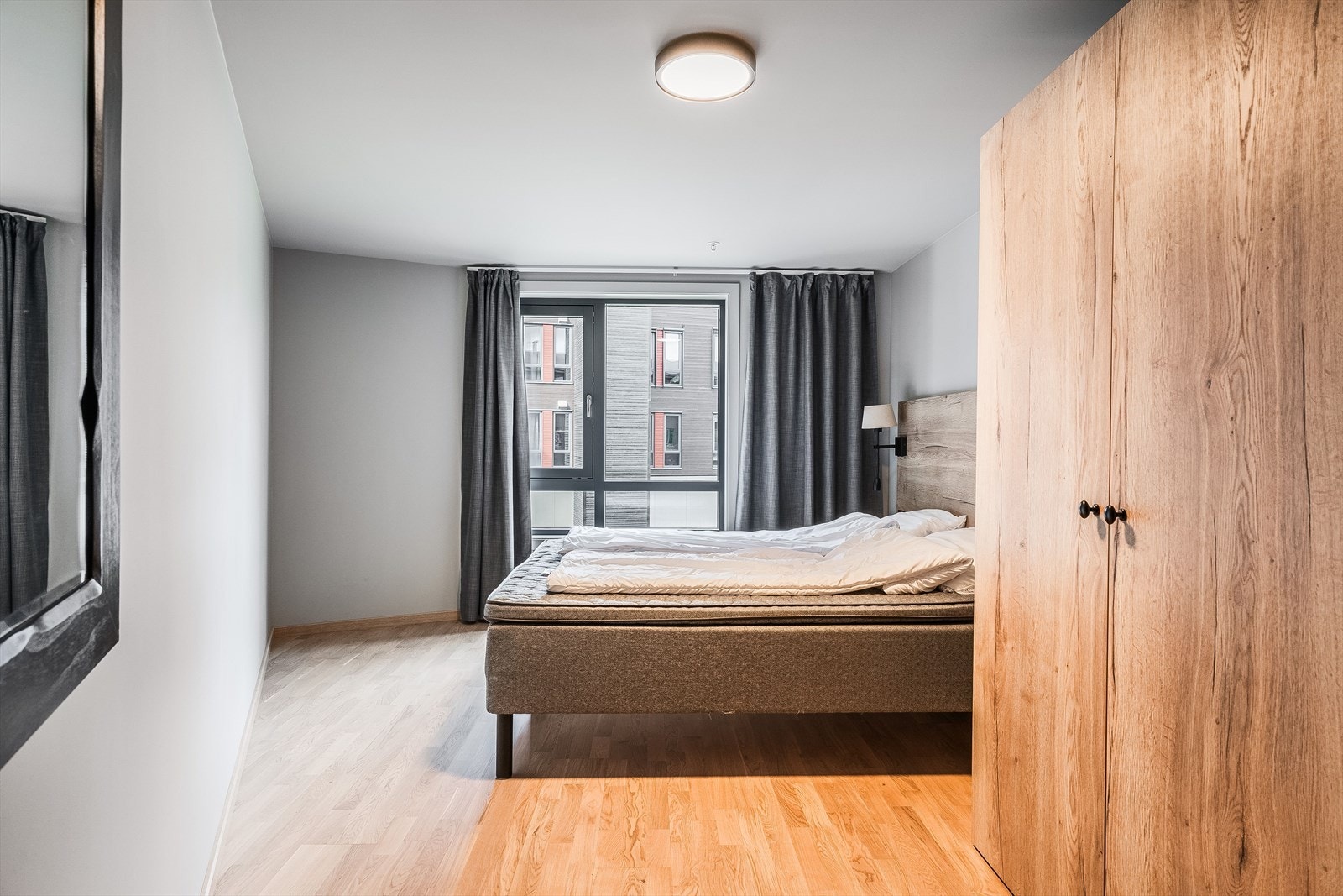 Leiligheten inneholder totalt 3 soverom. Soverom 1 er et stort og innbydende rom. Galleribilde