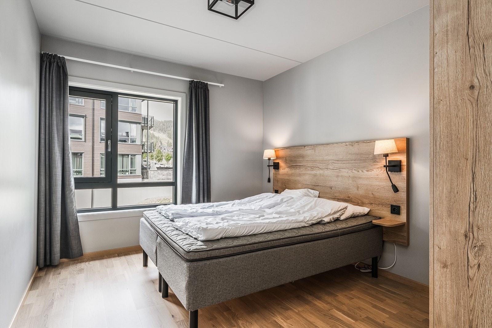 Soverommet har god standard med parkett på gulv med vannbåren gulvvarme og glatte malte overflater. Galleribilde