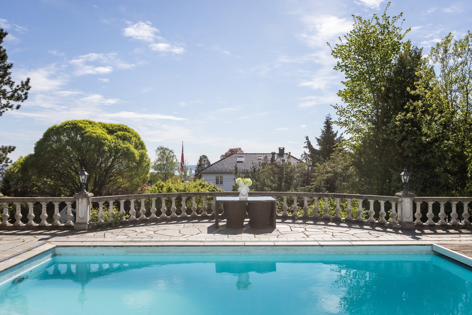 Stor, flat opparbeidet tomt, helt usjenert, og meget gode solforhold Galleribilde