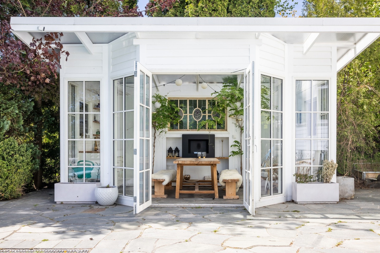 Vakkert lysthus i tilknytning bassengområdet Galleribilde