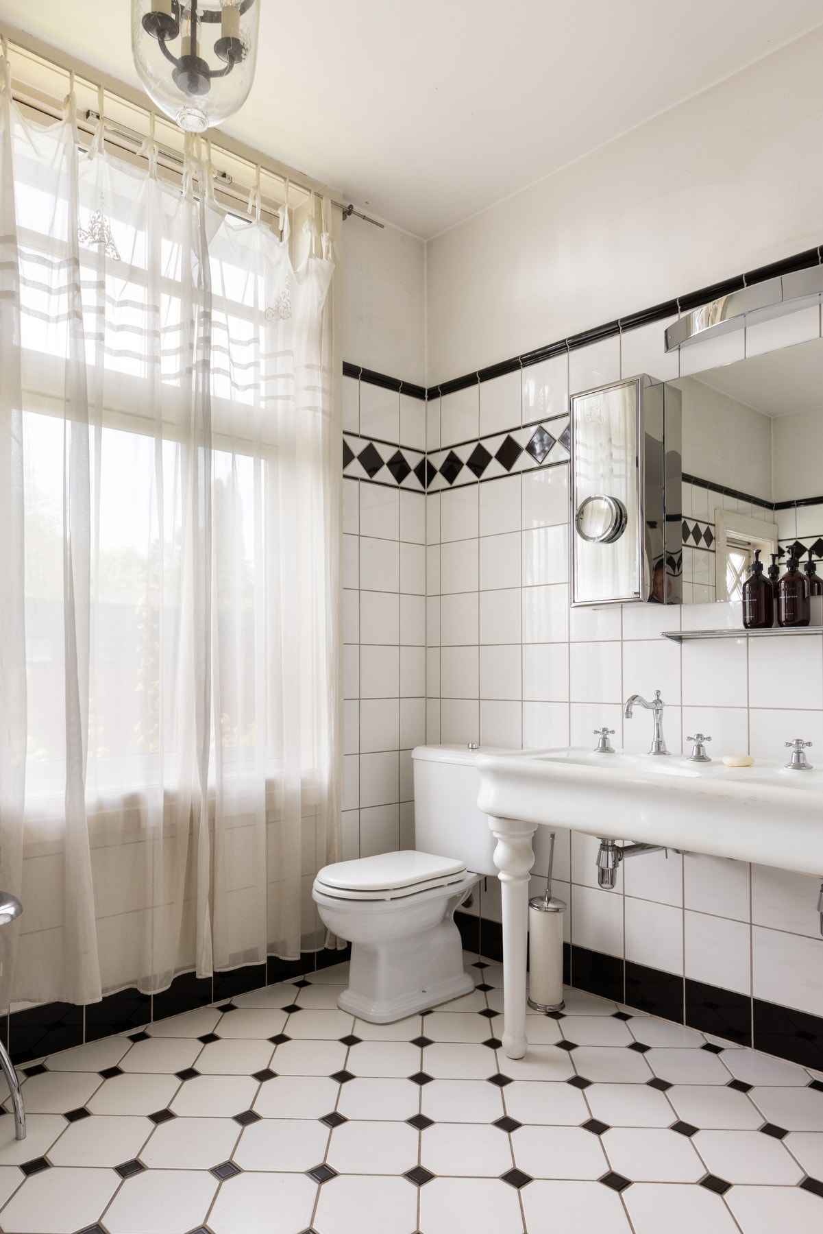 Hovedbadet har dobbel servant, speilskap med belysning, toalett og frittstående badekar Galleribilde