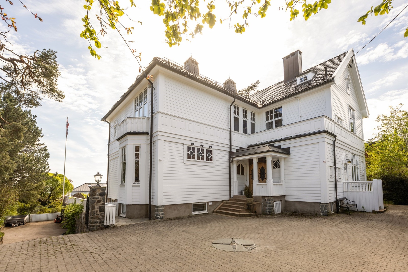 Romslig gårdsplass med flere biloppstillingsplasser Galleribilde