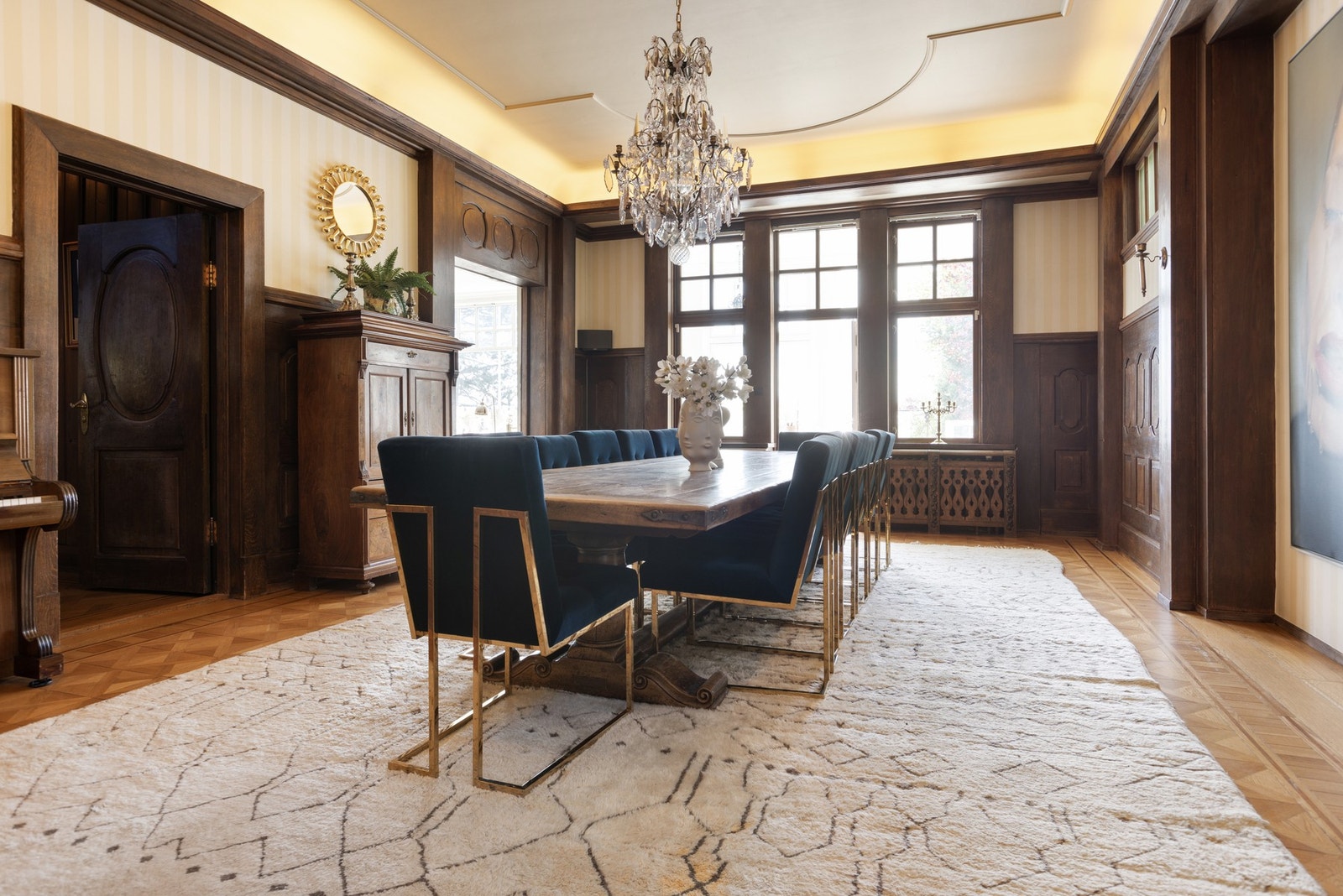 Spisesalen har god plass til større middager og sosiale sammenkomster Galleribilde