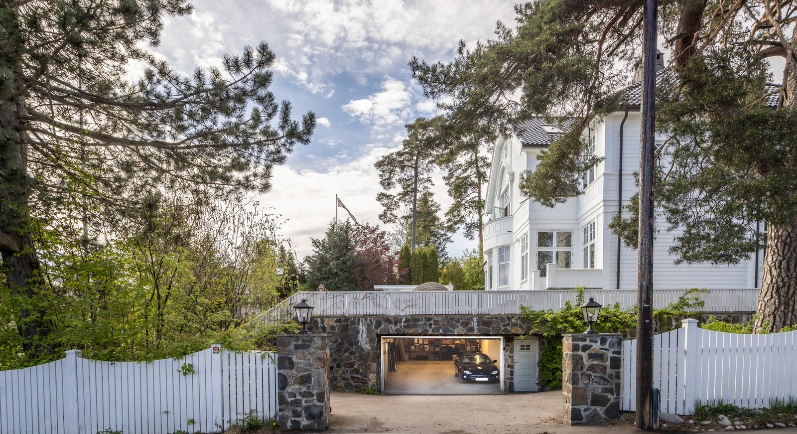 Underjordisk garasje med plass til opp til 6 biler Galleribilde