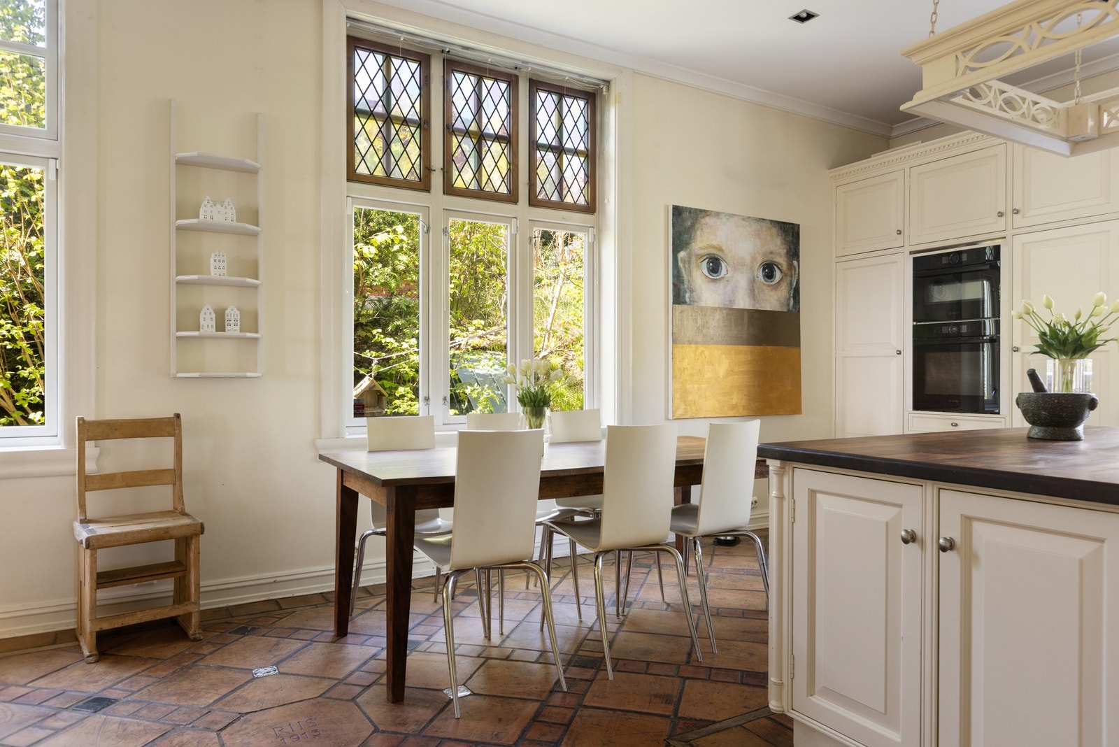 Kjøkkenet er moderne og funksjonelt utformet, rikelig med skapplass, integrerte hvitevarer, samt kjøkkenøy Galleribilde