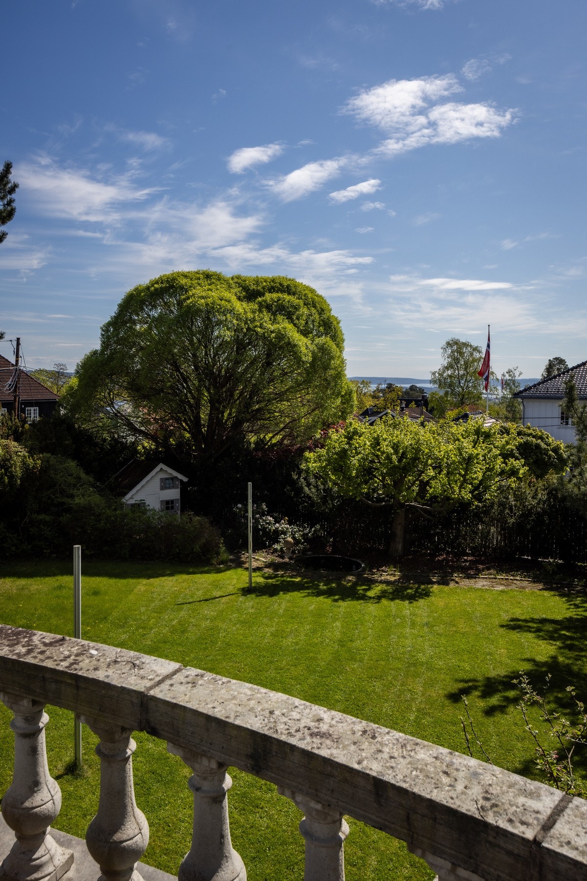 Eiendommen ligger svært skjermet og privat og er på hele 1.8 mål Galleribilde