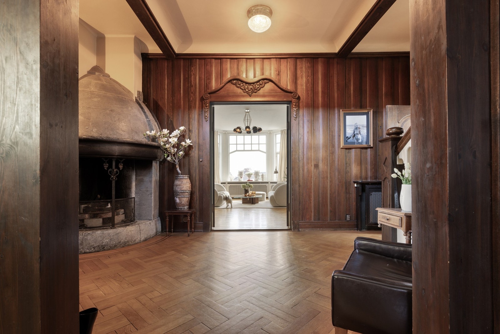 Hall med stor peis Galleribilde