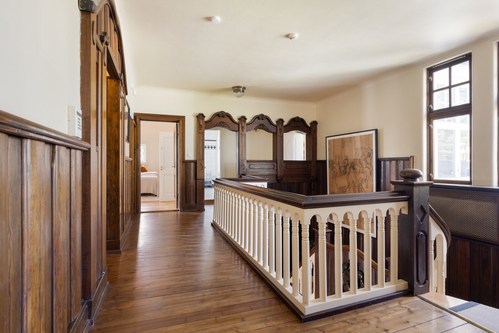 Boligens 2. etasje med blant annet 5 gode soverom Galleribilde