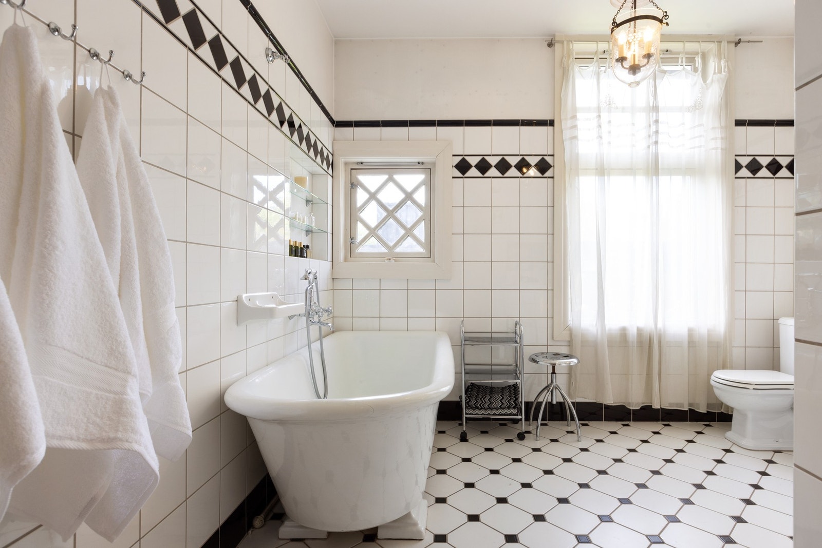 Boligen byr på flere smakfullt innredede bad, herunder hovedbad Galleribilde